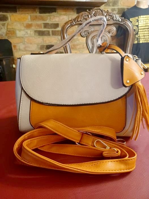 Gorgeous orange/cream purse